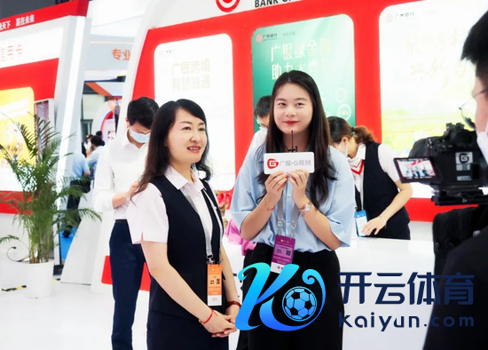 （秦巧青，左一）