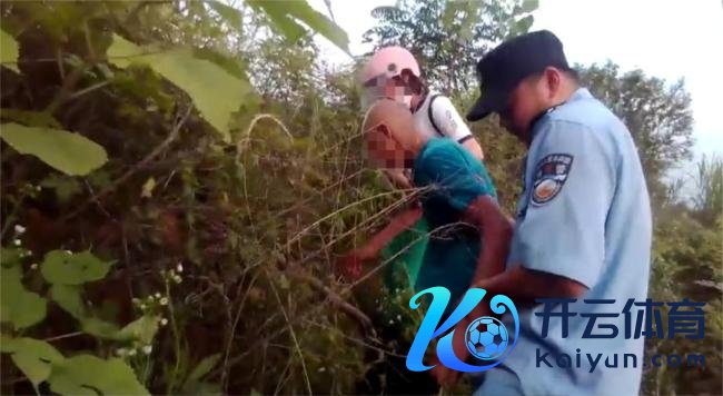 老太霎时倒地吓坏路东说念主民警蹙迫相救 家属戴德救命之恩