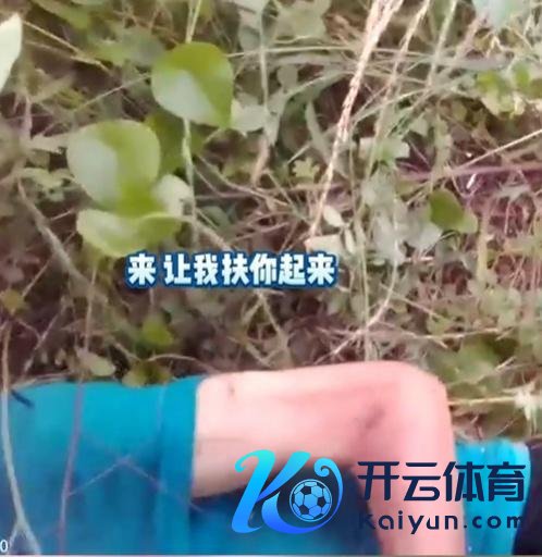 老太霎时倒地吓坏路东说念主民警蹙迫相救 家属戴德救命之恩